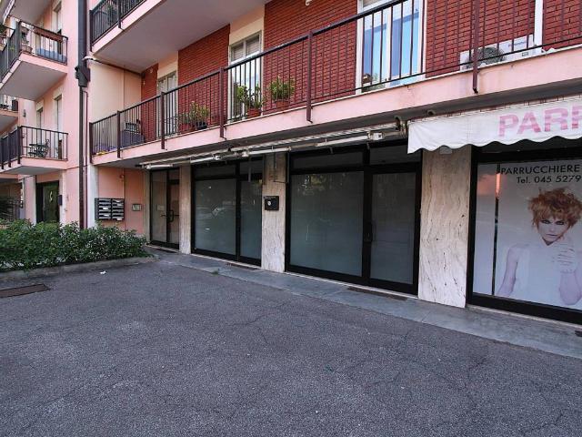 Locale Commerciale in vendita a Est, Brenzone