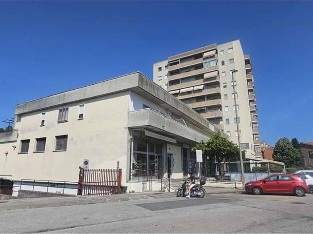 Locale Commerciale in vendita a San Felice Extra, Brenzone