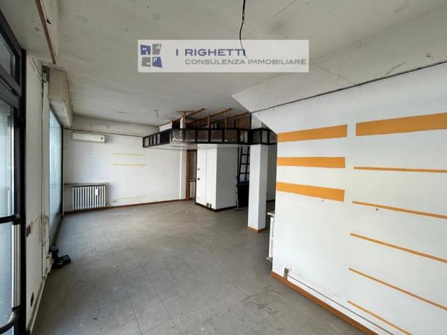 Locale Commerciale in vendita a Ovest, Brenzone