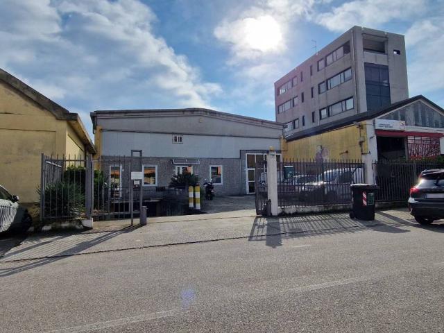 Locale Commerciale in vendita a Sud, Brenzone