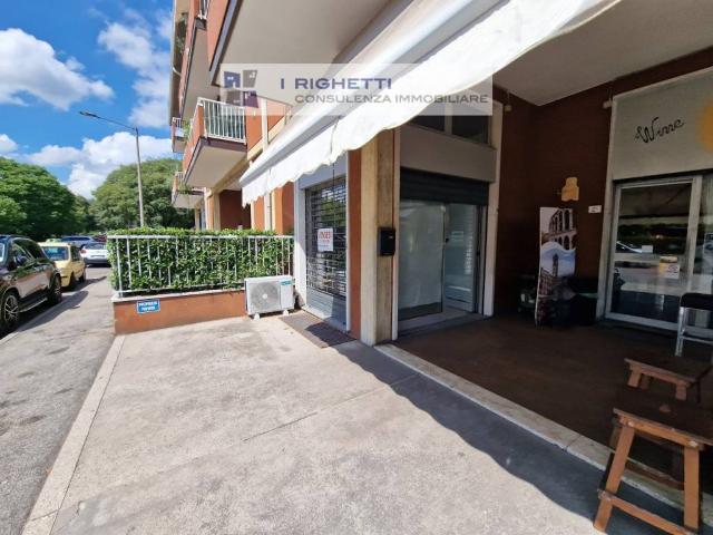 Locale Commerciale in vendita a Ovest, Brenzone
