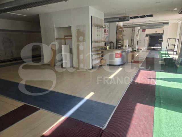 Locale Commerciale in vendita a Sud-Ovest, Brenzone