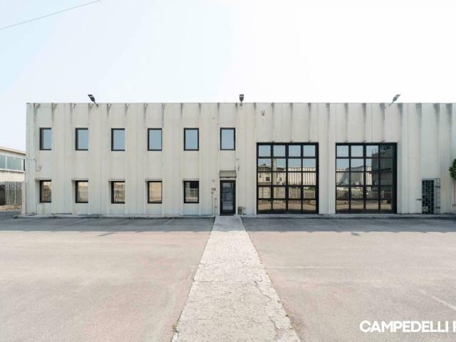 Locale Commerciale in vendita a Sud-Ovest, Brenzone