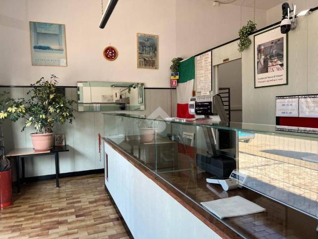 Locale Commerciale in vendita a Sud-Ovest, Brenzone