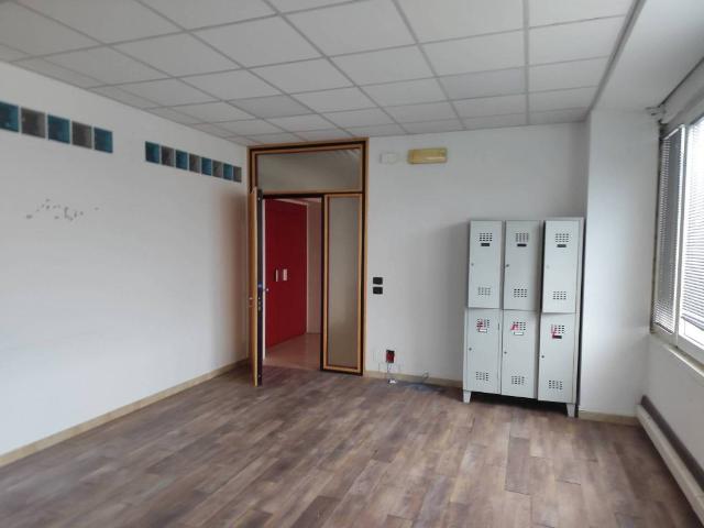 Locale Commerciale in vendita a Nord-Est, Brenzone