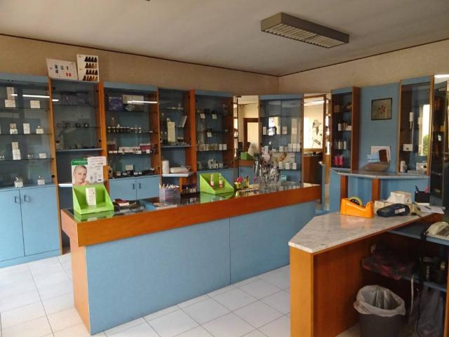 Locale Commerciale in vendita a Sud, Brenzone