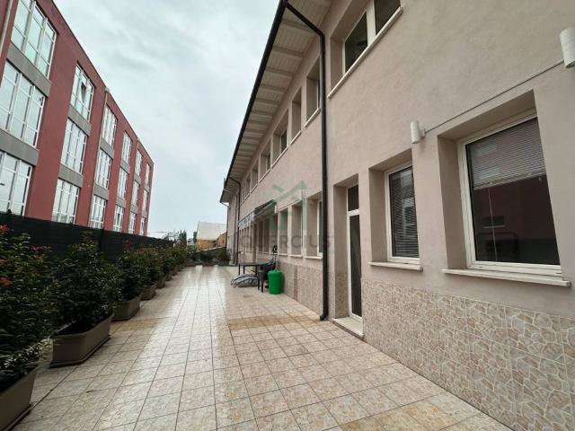 Locale Commerciale in vendita a Sud, Brenzone