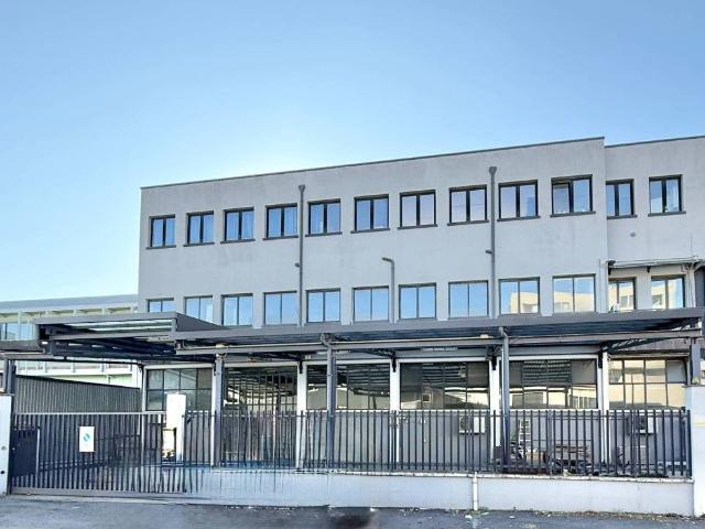 Locale Commerciale in vendita a Sud, Brenzone