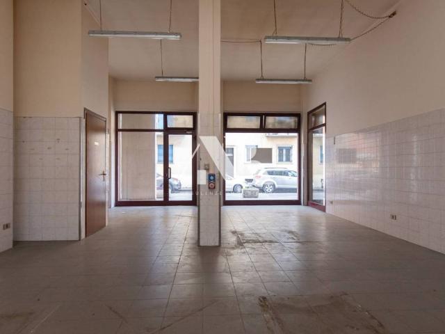 Locale Commerciale in vendita a Sud, Brenzone