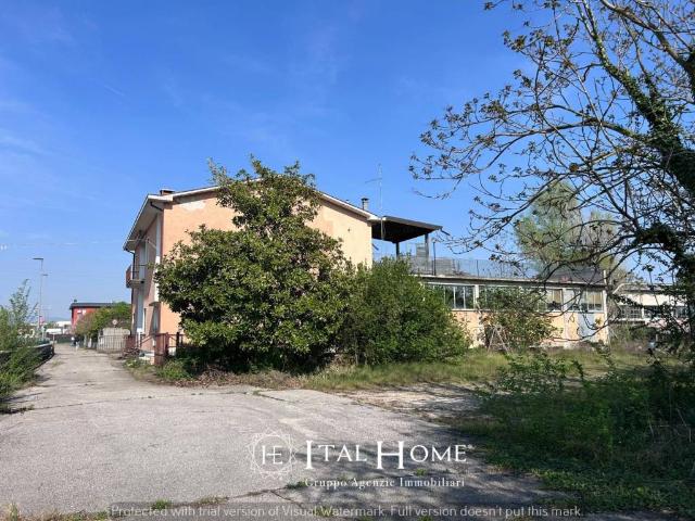 Locale Commerciale in vendita a Sud-Ovest, Brenzone