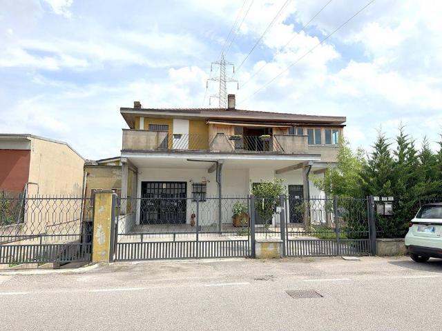 Locale Commerciale in vendita a Sud-Ovest, Brenzone