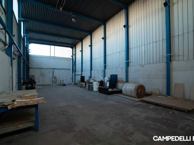 Locale Commerciale in vendita a Sud, Brenzone