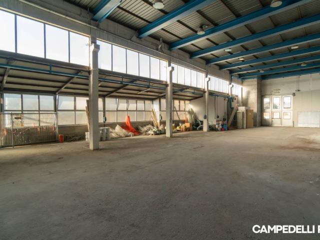 Locale Commerciale in vendita a Sud, Brenzone