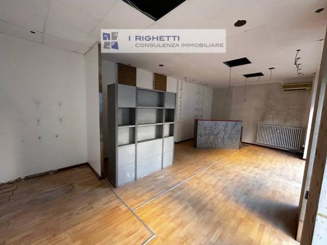 Locale Commerciale in vendita a Ovest, Brenzone