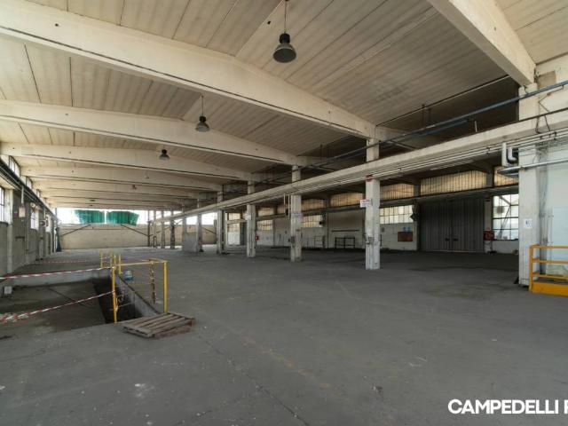 Locale Commerciale in vendita a Sud, Brenzone