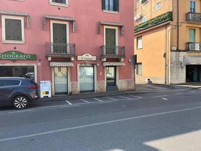 Locale Commerciale in vendita a Nord-Est, Brenzone