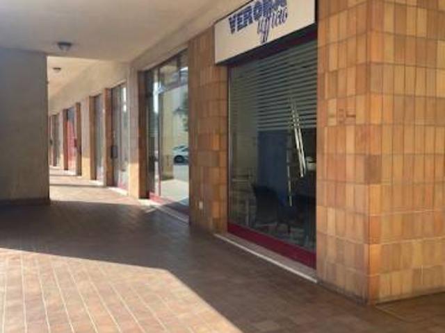 Locale Commerciale in vendita a Sud, Brenzone