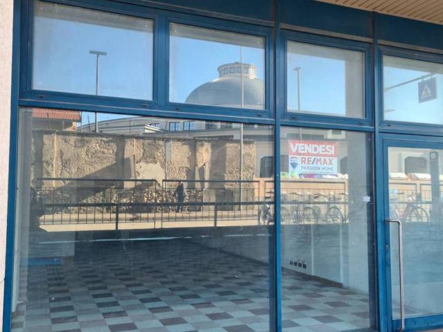 Locale Commerciale in vendita a Sud, Brenzone