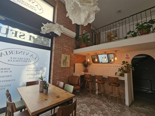 Locale Commerciale in vendita a Est, Brenzone