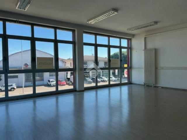 Locale Commerciale in vendita a Sud, Brenzone