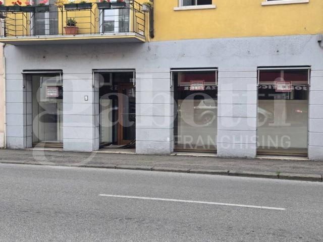 Locale Commerciale in vendita a Sud-Ovest, Brenzone