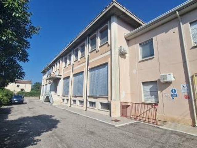 Locale Commerciale in vendita a Basson, Brenzone