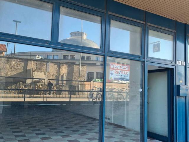 Locale Commerciale in vendita a Sud, Brenzone