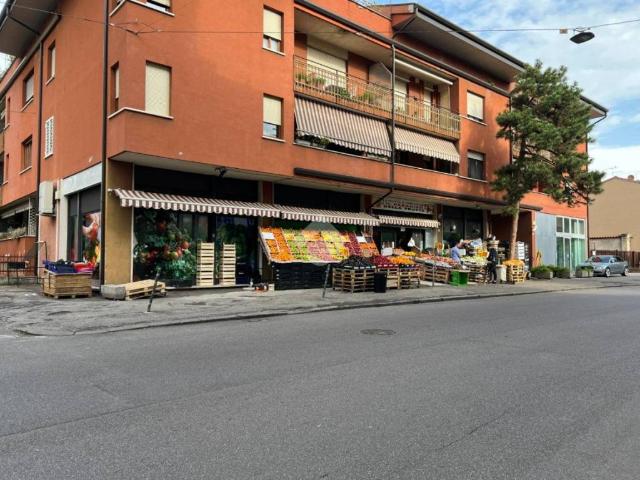 Locale Commerciale in vendita a Sud, Brenzone