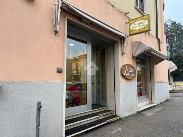 Locale Commerciale in vendita a Sud, Brenzone