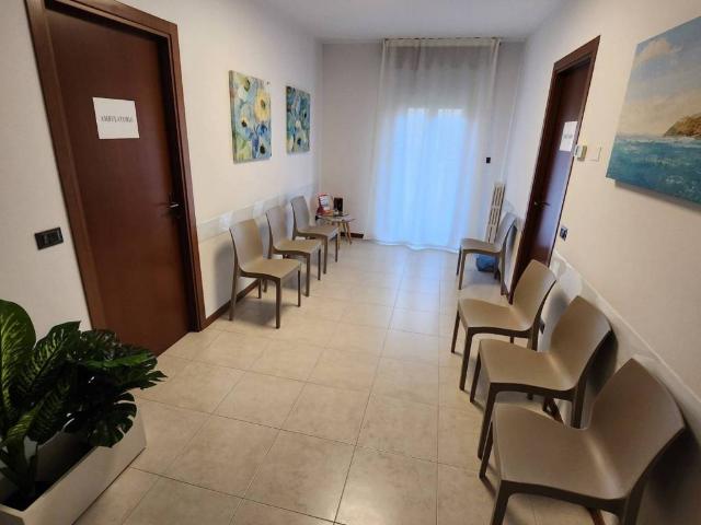 Locale Commerciale in vendita a Sud-Ovest, Brenzone