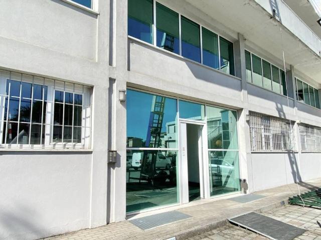 Locale Commerciale in vendita a Sud, Brenzone