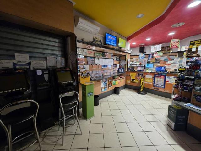 Locale Commerciale in vendita a Sud-Ovest, Brenzone
