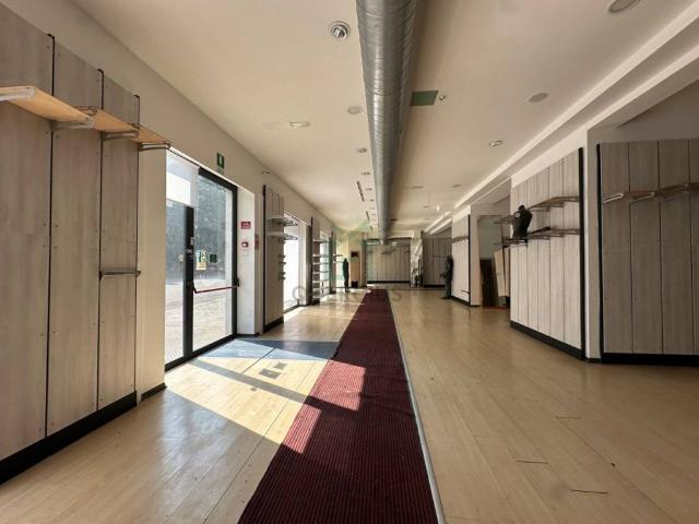 Locale Commerciale in vendita a Sud-Ovest, Brenzone