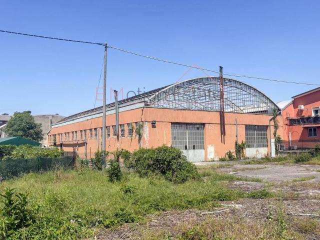 Locale Commerciale in vendita a Sud, Brenzone