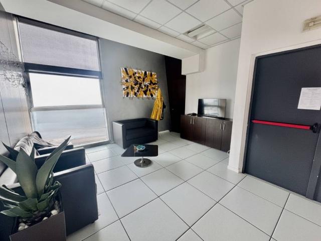 Locale Commerciale in vendita a Sud-Ovest, Brenzone