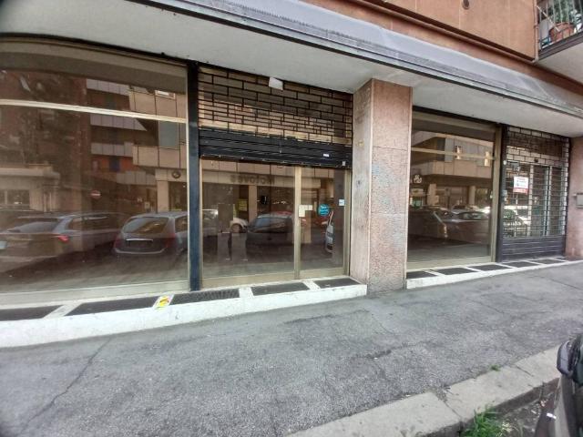 Locale Commerciale in vendita a Est, Brenzone