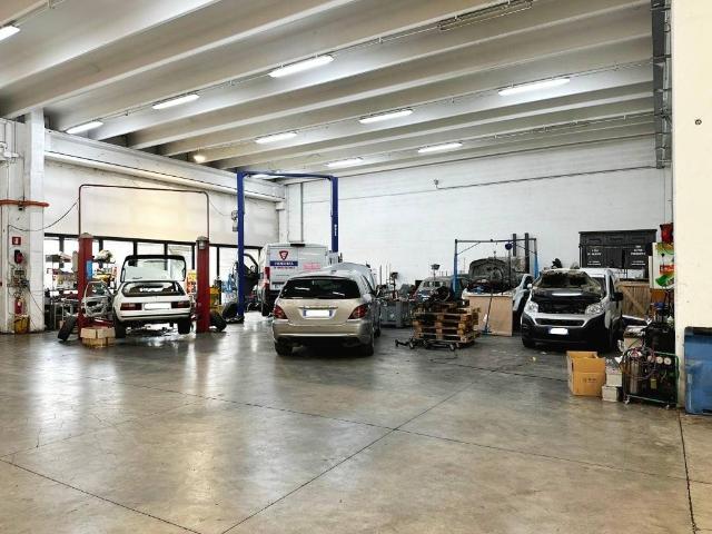 Locale Commerciale in vendita a Sud-Ovest, Brenzone