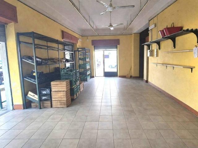 Locale Commerciale in vendita a Est, Brenzone