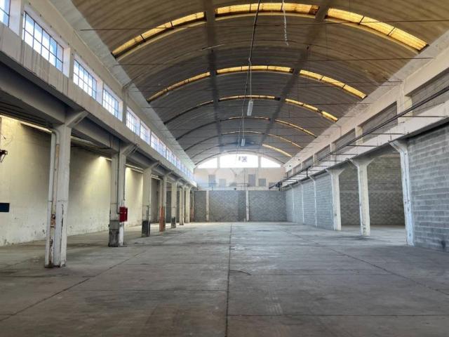 Locale Commerciale in vendita a Sud, Brenzone