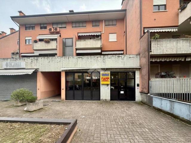 Locale Commerciale in vendita a Ovest, Brenzone