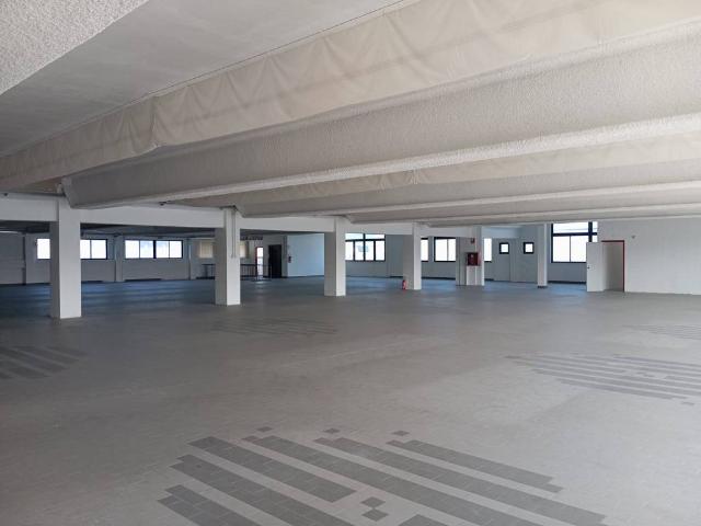 Locale Commerciale in vendita a Sud, Brenzone