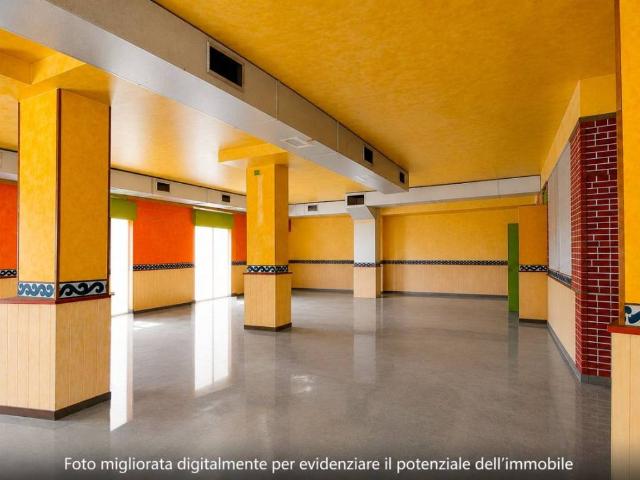 Locale Commerciale in vendita a Sud-Est, Brenzone