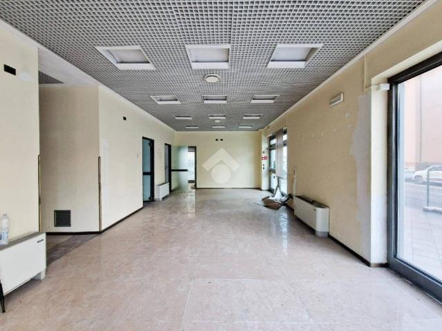 Locale Commerciale in vendita a Sud-Est, Brenzone