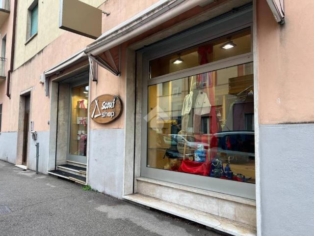 Locale Commerciale in vendita a Sud, Brenzone