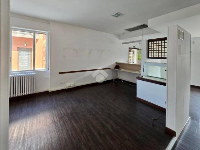 Locale Commerciale in vendita a Ovest, Brenzone
