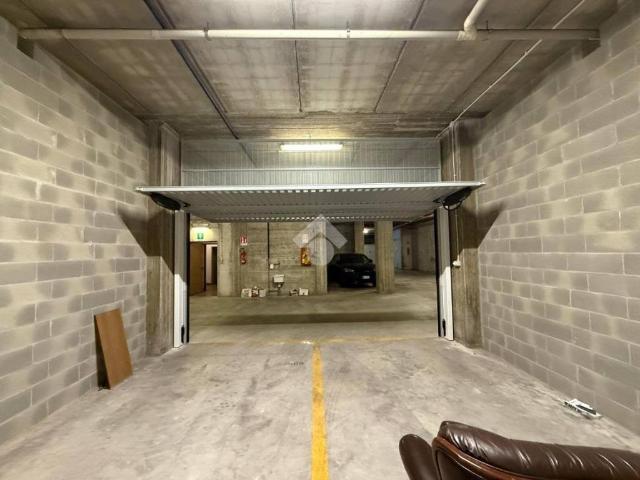 Locale Commerciale in vendita a Ovest, Brenzone