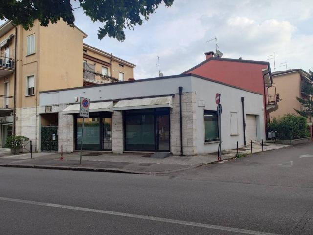 Locale Commerciale in vendita a Est, Brenzone