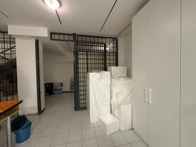 Locale Commerciale in vendita a Ovest, Brenzone