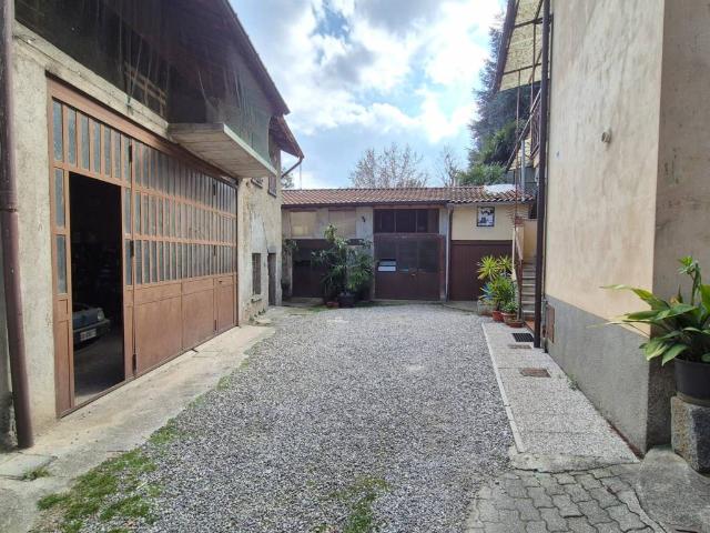 Locale Commerciale in vendita a Vertemate Con Minoprio, Lombardia