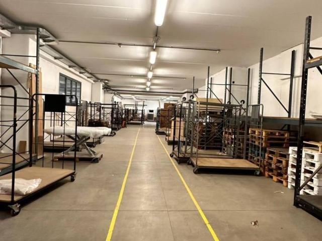 Locale Commerciale in vendita a Vertemate Con Minoprio, Lombardia
